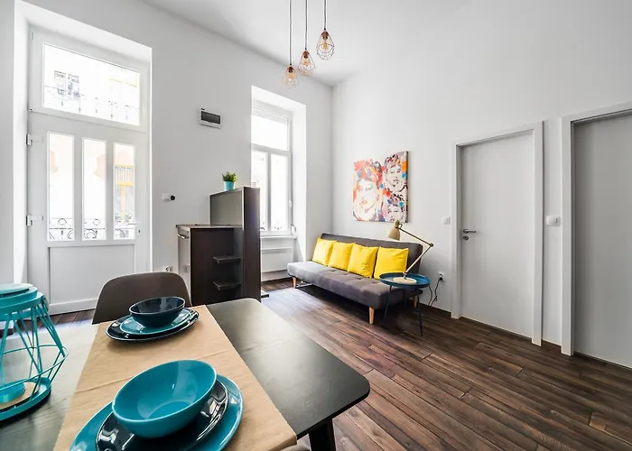 New Dob 53 Center Apartment